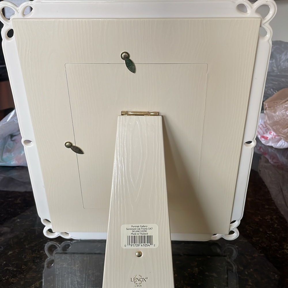 Lenox Sentiment Lily Porcelain Picture Frame 12 x 10 Holds 5 X 7 Photo - Picture 2 of 5